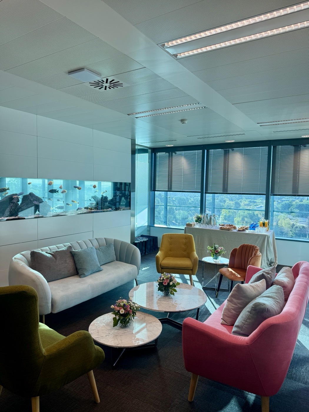 Evento corporativo — zona de networking decorada con flores