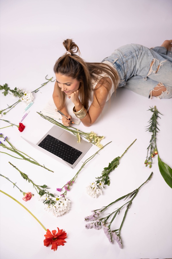 Ari con flores y laptop — proceso creativo