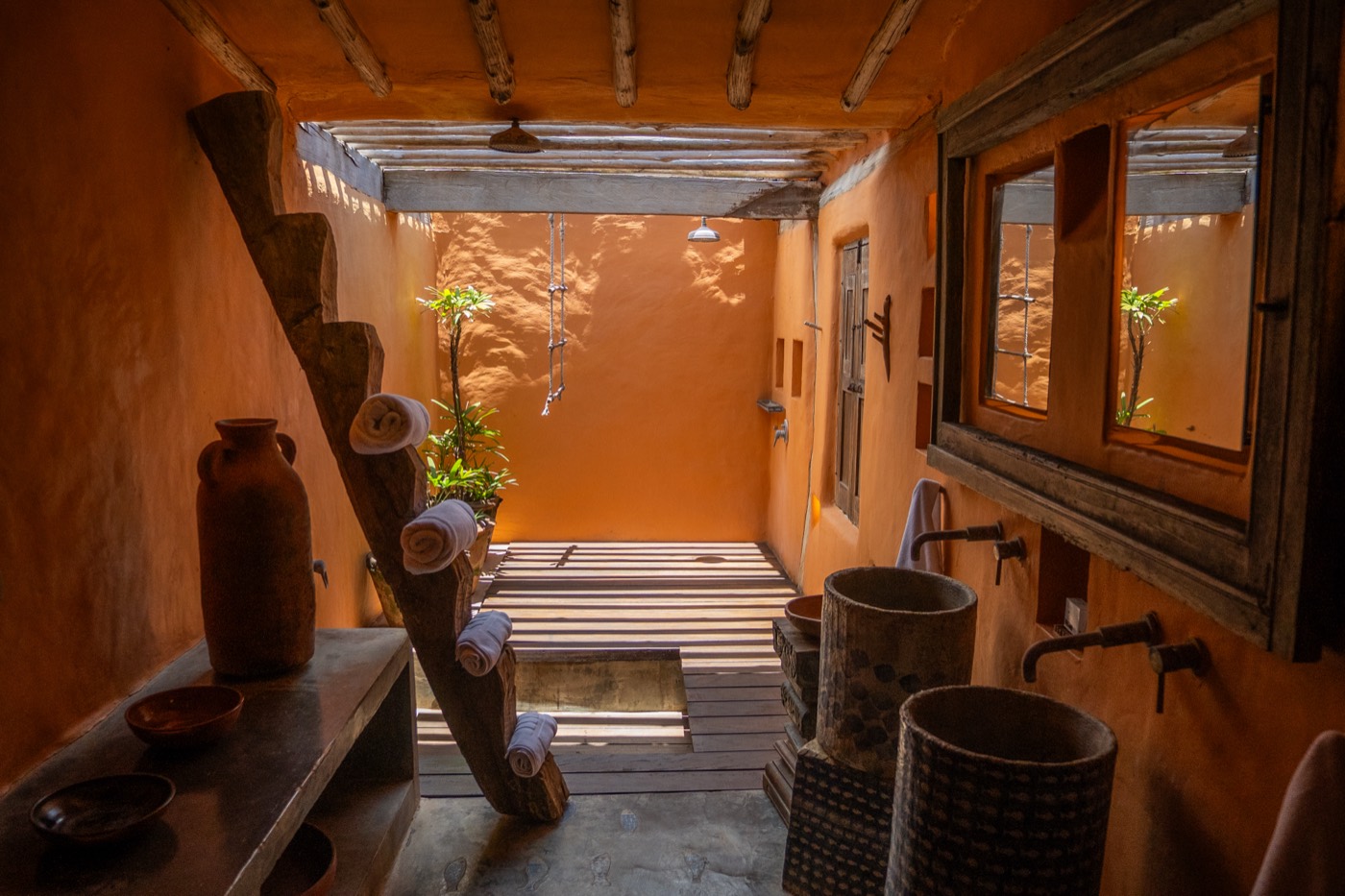 Chana Villas — baño exterior con piedra natural