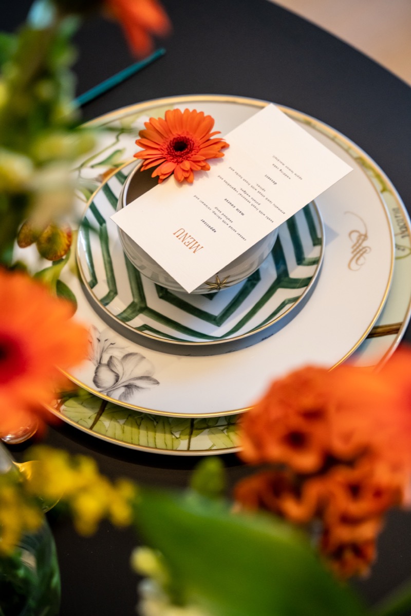PRONOVIAS × Vista Alegre — menú con gerbera sobre vajilla