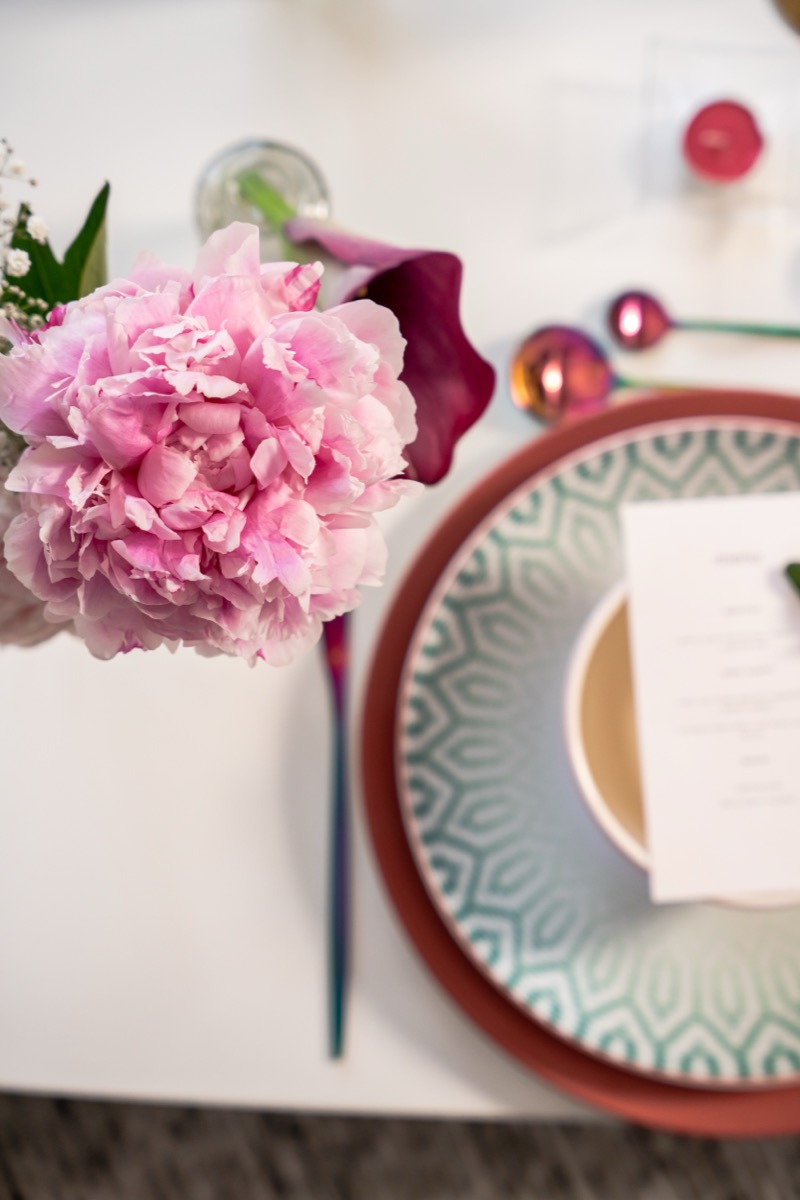 PRONOVIAS × Vista Alegre — peonía rosa con cubertería