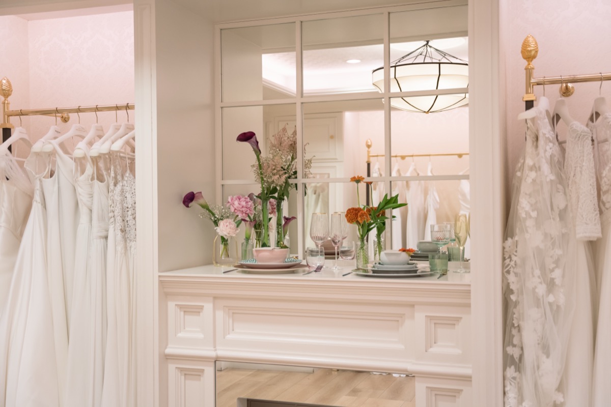 PRONOVIAS × Vista Alegre — sala de novias con vajilla de lujo, Madrid
