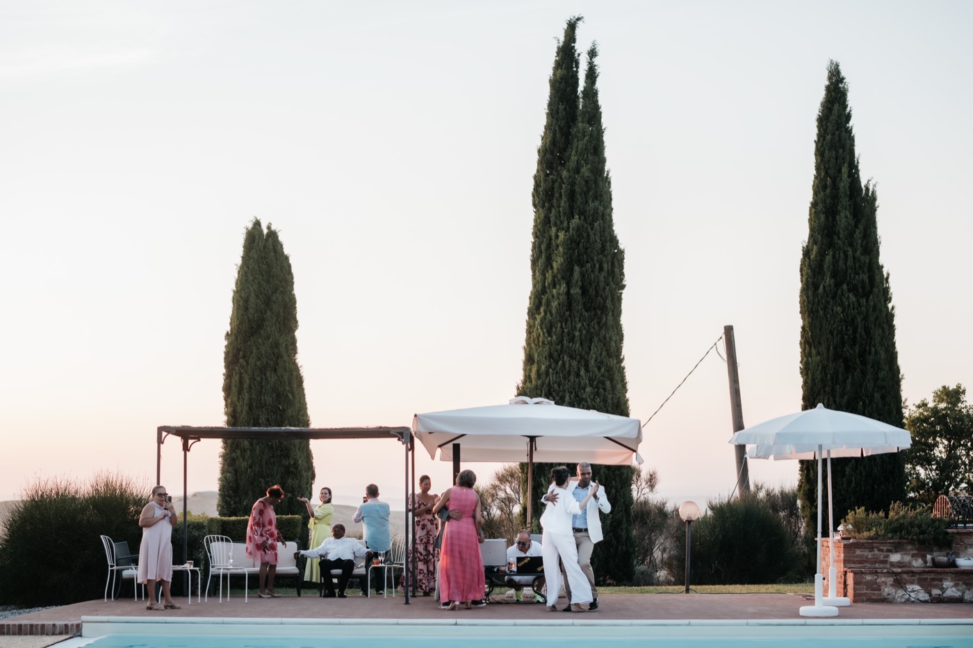 Toscana Private Estate — evento de lujo al atardecer con cipreses y piscina, Italia