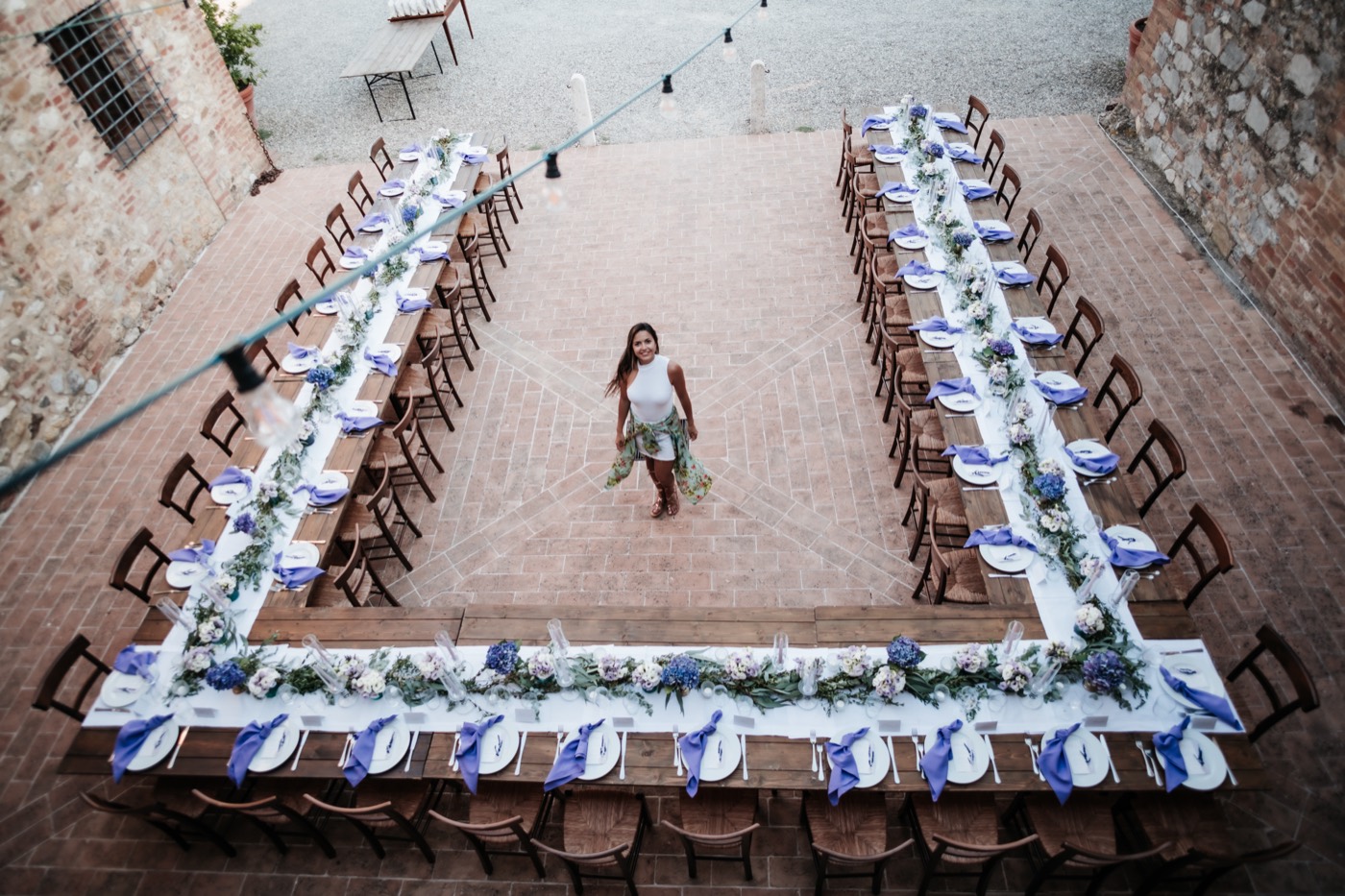 Toscana Private Estate — invitados al atardecer junto a la piscina